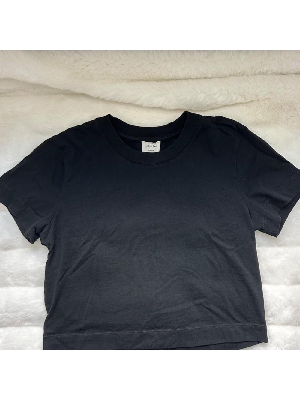 black aritzia crop tshirt